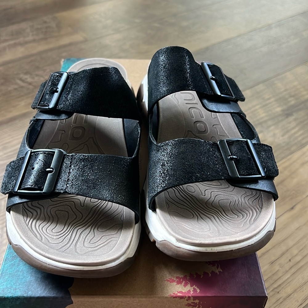 Bionica Nailley Athletic Sandal Black size 8